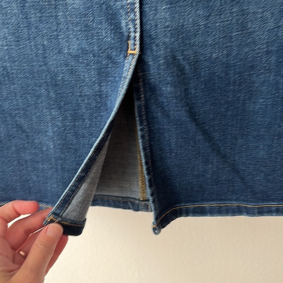 Banana Republic NWT Classic Denim Jean Skirt. Size 2P. - Picture 8 of 13